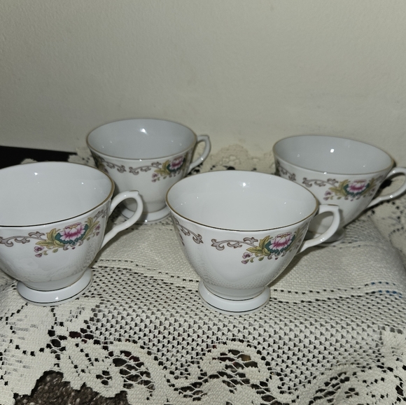 Set of 4 Lotus teacups and saucer set - Picture 7 of 10